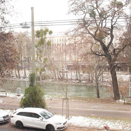 Orestaliving - On The Danube Canal Friedensbruecke Wina Bagian luar foto