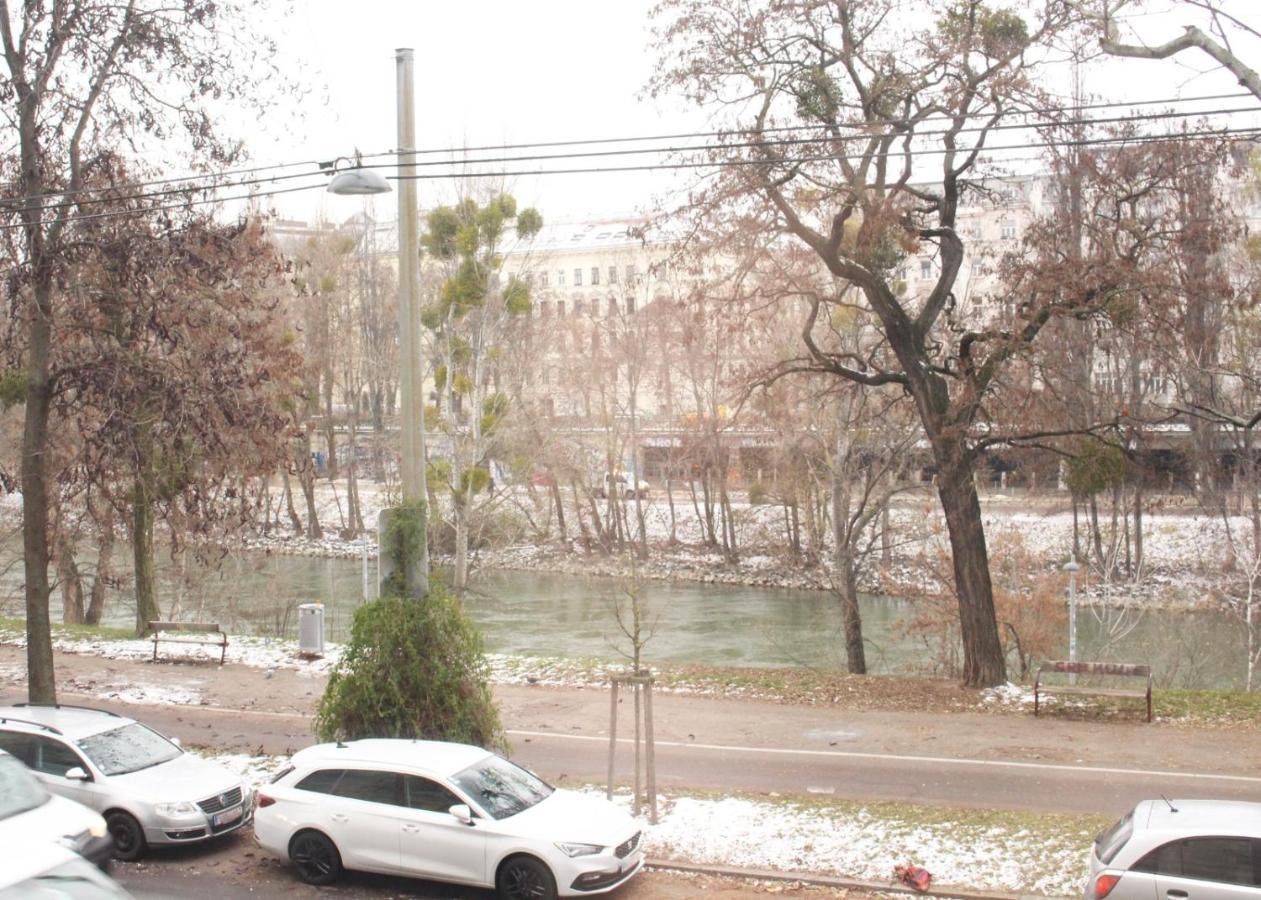 Orestaliving - On The Danube Canal Friedensbruecke Wina Bagian luar foto